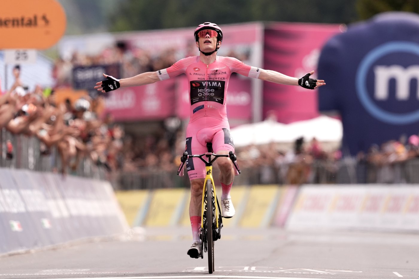 Vingegaard storms to Piancavallo win to all but seal Giro d’Italia title | iNFOnews.ca
