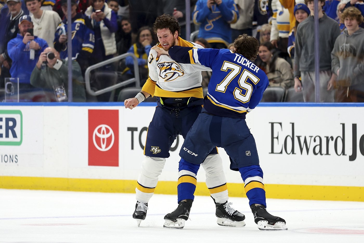 Thomas scores twice and the Blues beat the Predators 7-4 | iNFOnews.ca