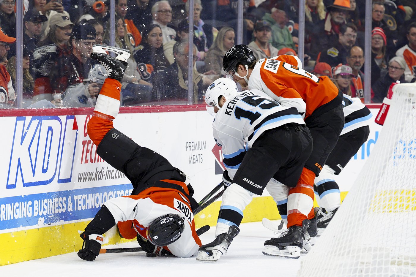 Logan Cooley breaks tie on power play, helps Utah beat the Flyers 4-2 | iNFOnews.ca