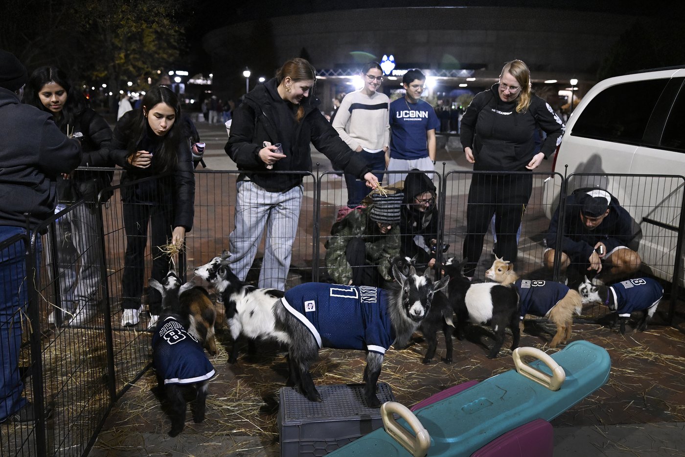 UConn coach Geno Auriemma breaks NCAA wins record, getting 1,217th career victory | iNFOnews.ca