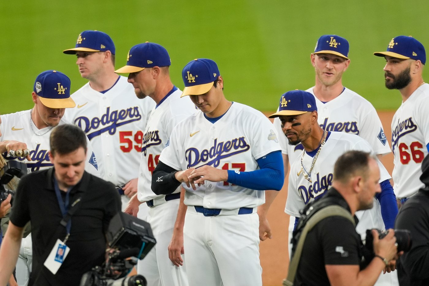 Put a ring on it: Dodgers receive glittering World Series jewelry to mark back-to-back titles | iNFOnews.ca Put a ring on it: Dodgers receive glittering World Series jewelry to mark back-to-back titles | iNFOnews.ca