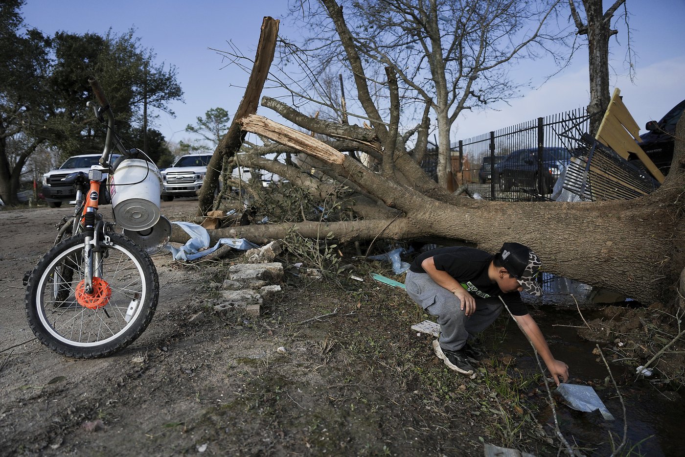 Southerners are cleaning up from tornadoes that swept the region | iNFOnews.ca Southerners are cleaning up from tornadoes that swept the region | iNFOnews.ca