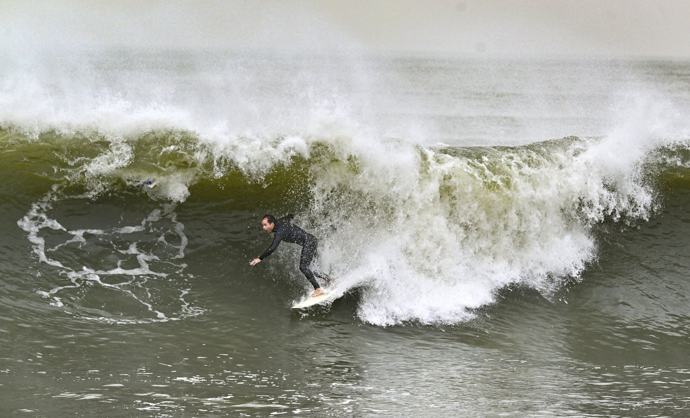 2 rescued after California pier partially collapses due to heavy surf from major Pacific storm | iNFOnews.ca