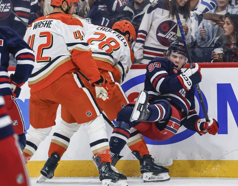 Caulfield helps Ducks ground the Jets 5-1 | iNFOnews.ca