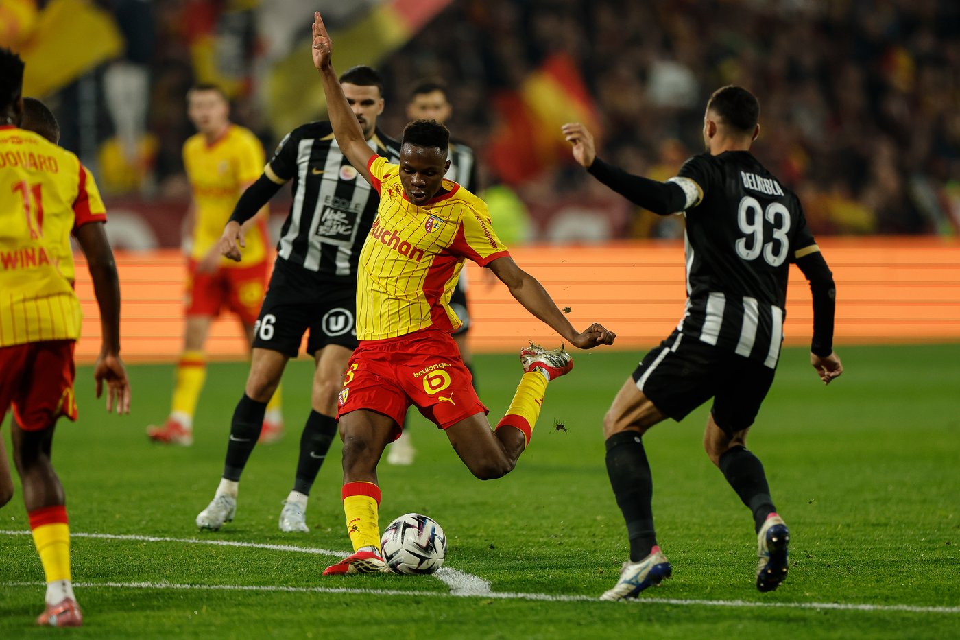 Lens back on top of Ligue 1 thanks to star turn from Florian Thauvin | iNFOnews.ca