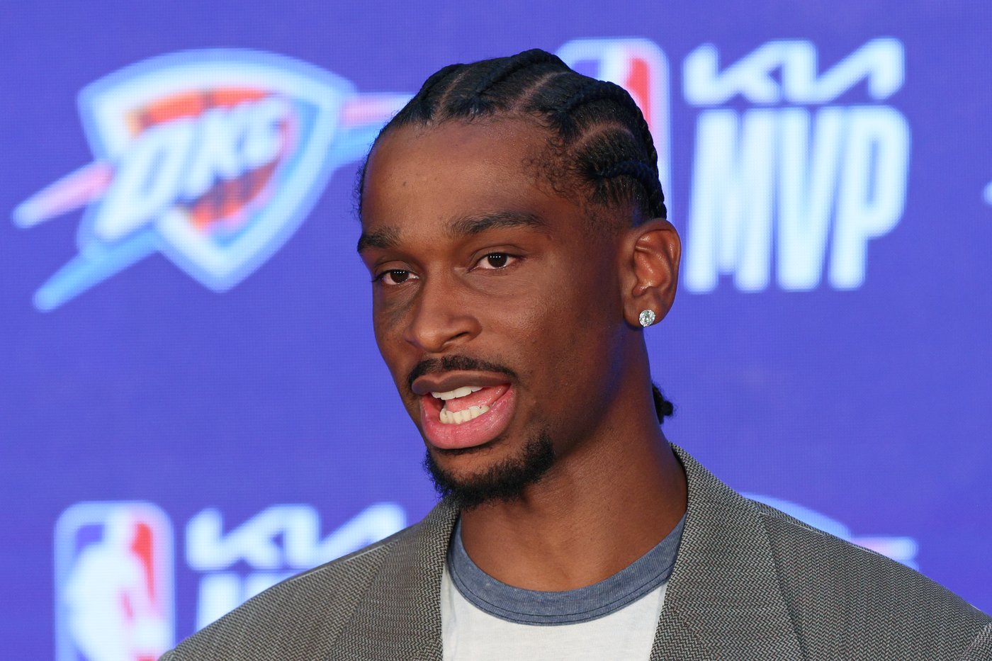 Shai Gilgeous-Alexander of the Thunder becomes the 14th player to win back-to-back NBA MVPs | iNFOnews.ca