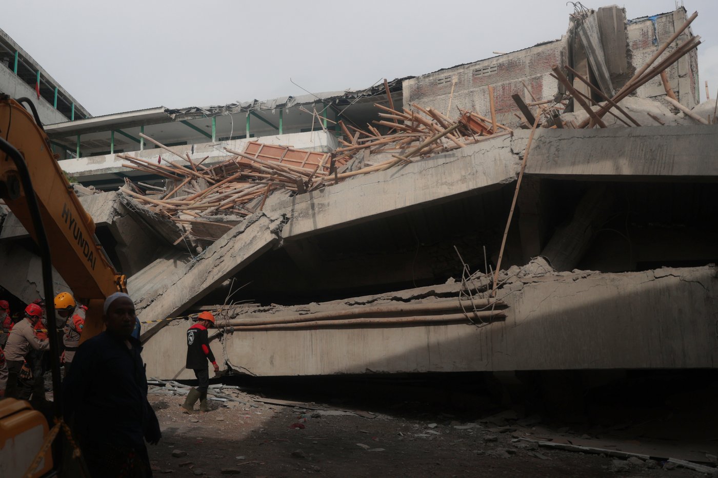 Photos from the collapse of an Islamic school building in Indonesia | iNFOnews.ca