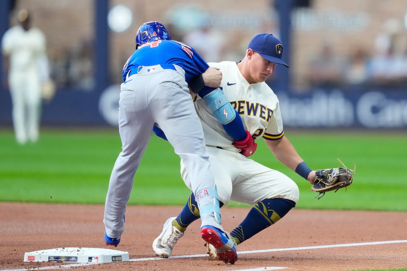 Brewers rally in 8th and hold off comeback attempt in 9th for 4-3 win over Cubs | iNFOnews.ca