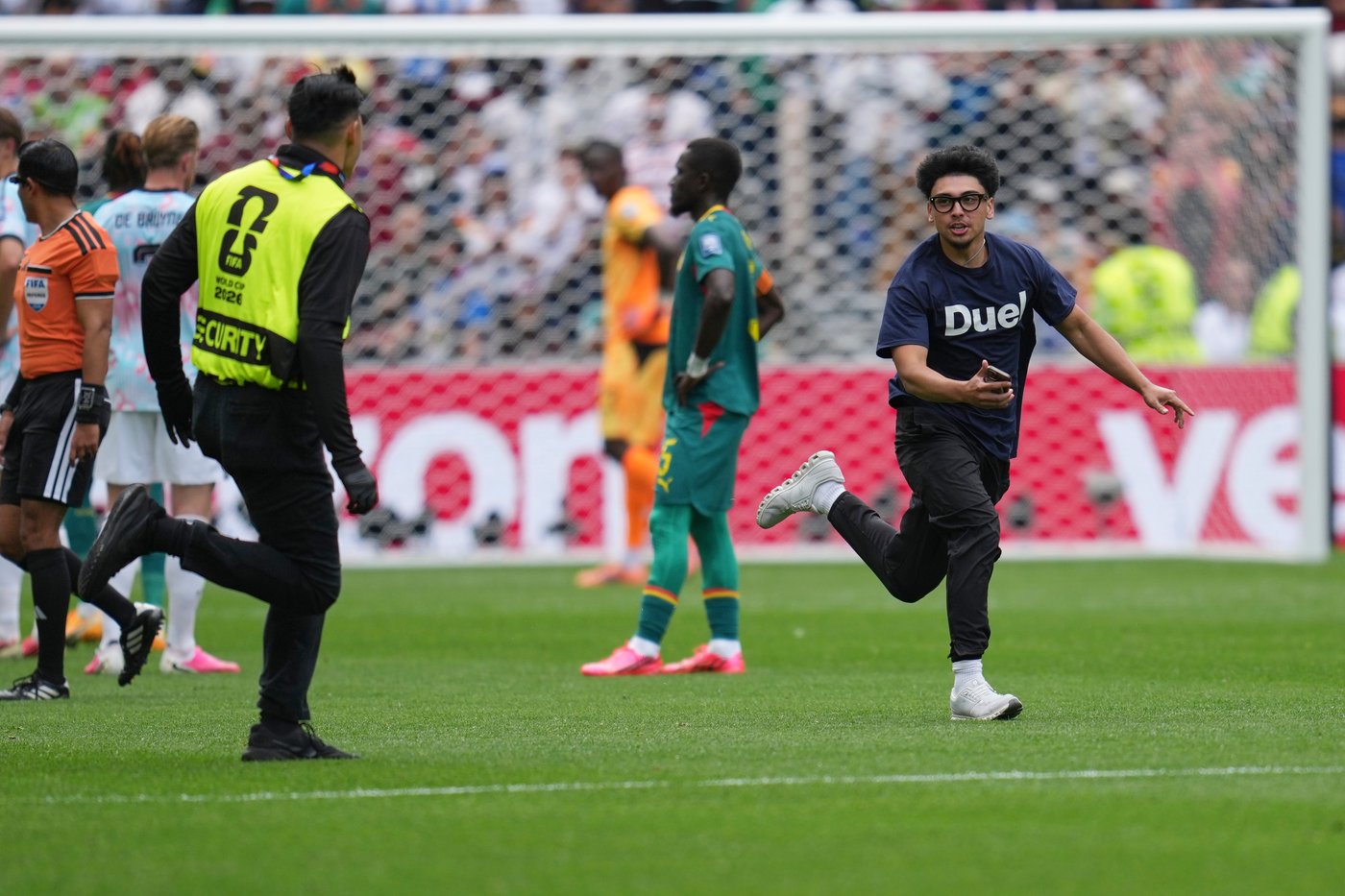 Three people run onto field and stop play during the World Cup match between Belgium and Senegal | iNFOnews.ca Three people run onto field and stop play during the World Cup match between Belgium and Senegal | iNFOnews.ca