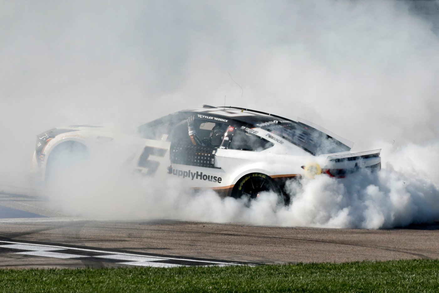 Tyler Reddick's last-lap move, his fifth win, and a pace not seen since Dale Earnhardt in 1987 | iNFOnews.ca Tyler Reddick's last-lap move, his fifth win, and a pace not seen since Dale Earnhardt in 1987 | iNFOnews.ca