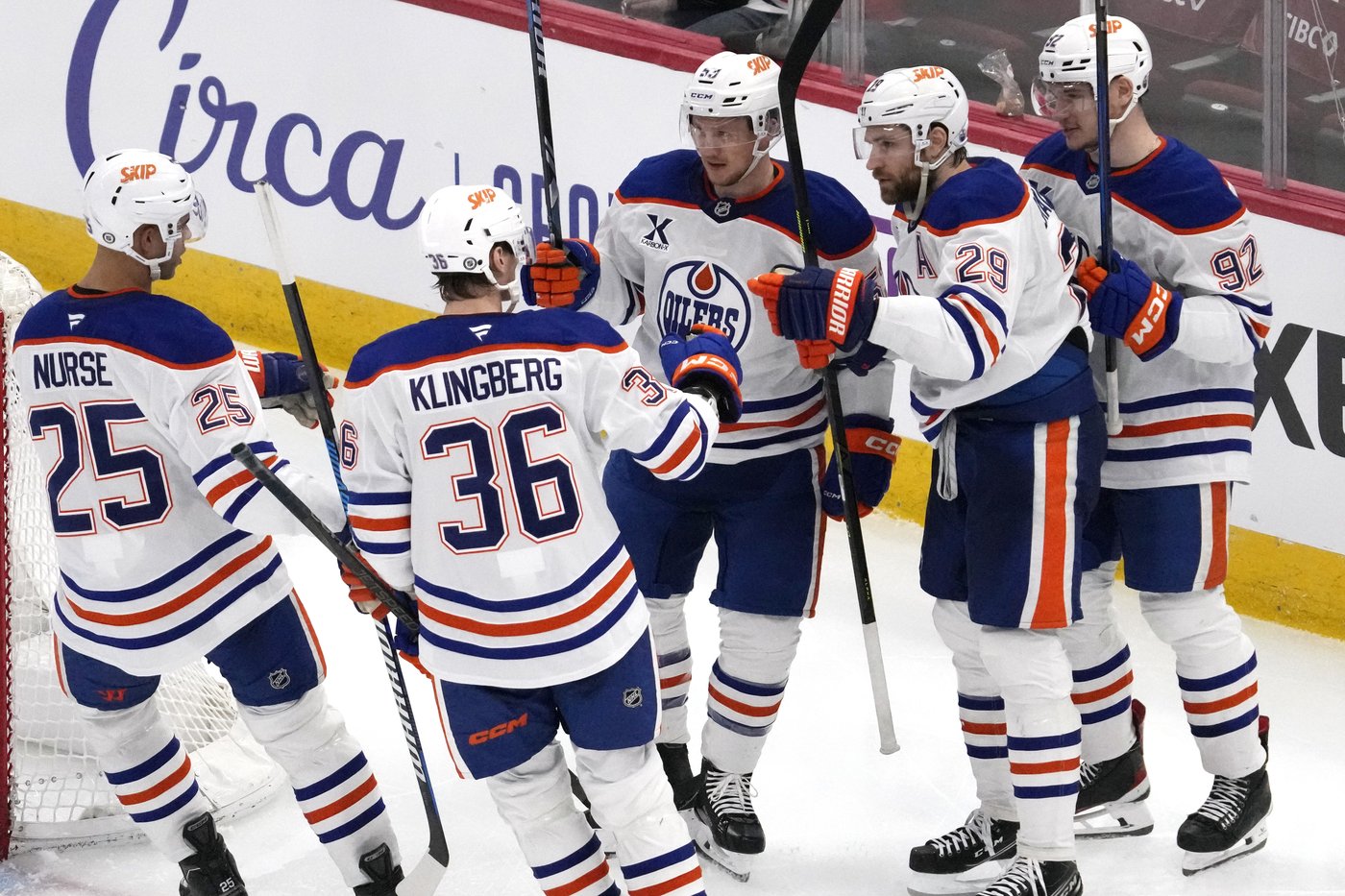 McDavid makes perfect pass in overtime as the Oilers beat the Blackhawks 4-3 | iNFOnews.ca