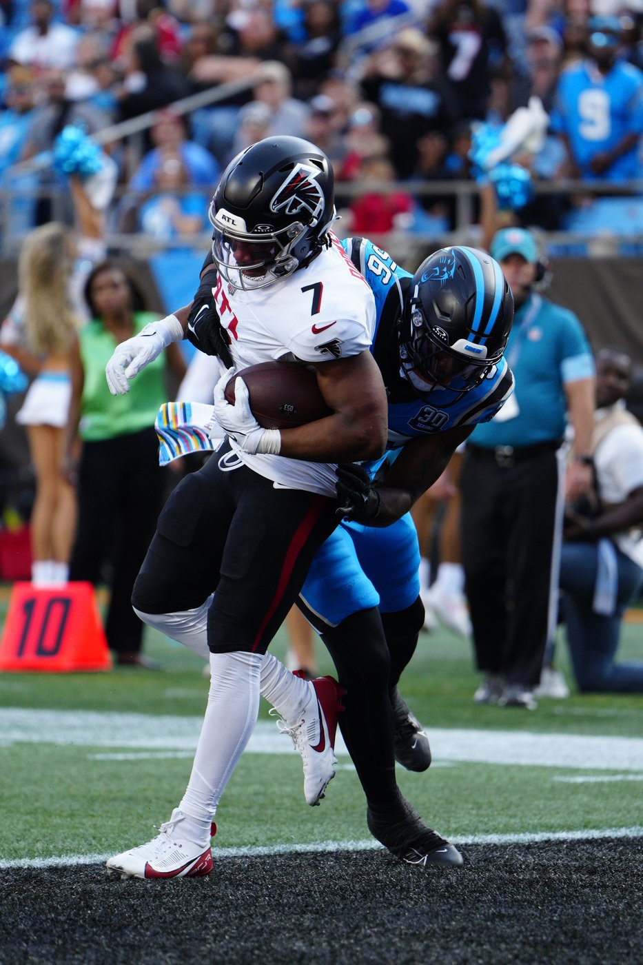Bijan Robinson scores 2 TDs. Falcons beat Panthers 38-20 for 3rd straight victory vs. NFC South foe | iNFOnews.ca