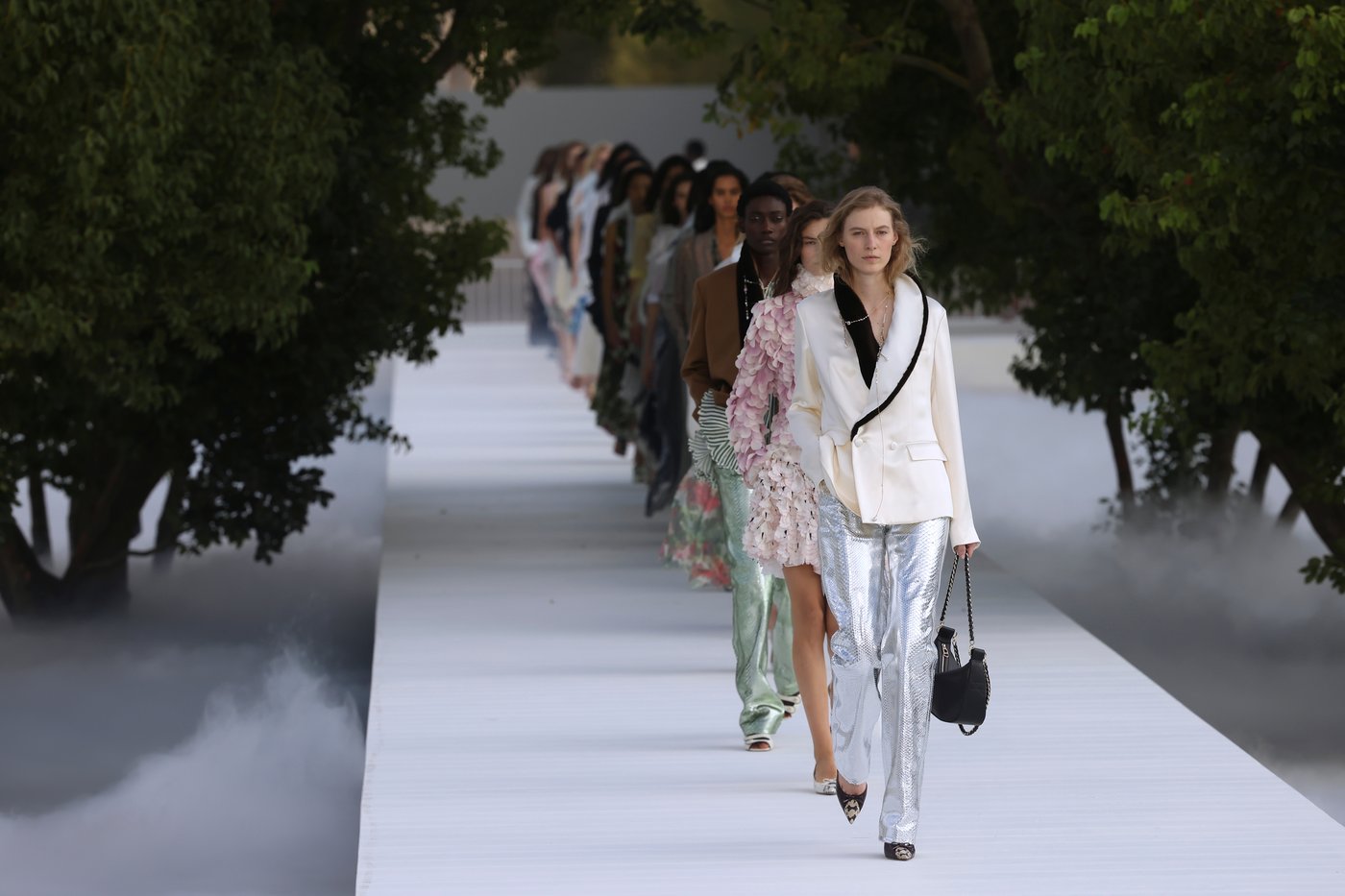 Rihanna, Jennifer Lawrence and a Paris runway full of bras: Dior comes undone in mist | iNFOnews.ca