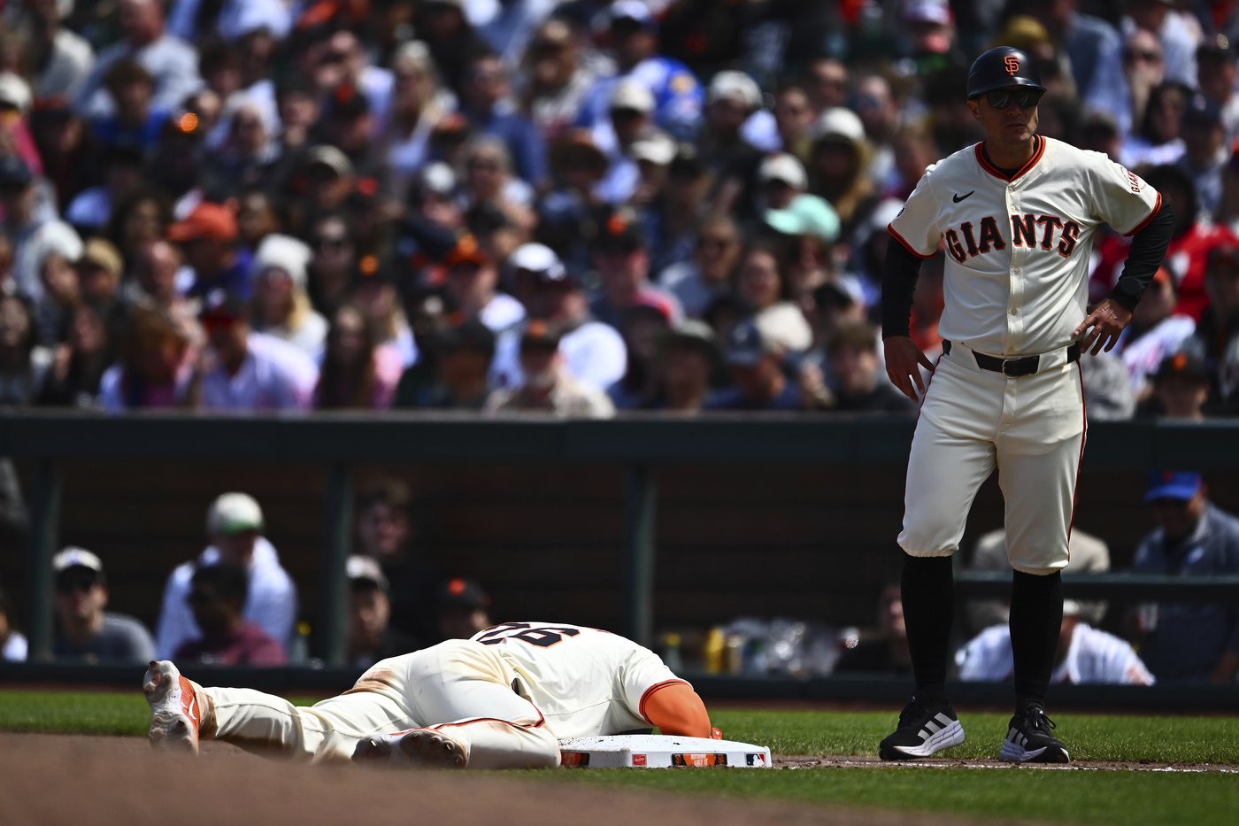Giants third baseman Matt Chapman goes on 10-day injured list with sprained right hand | iNFOnews.ca
