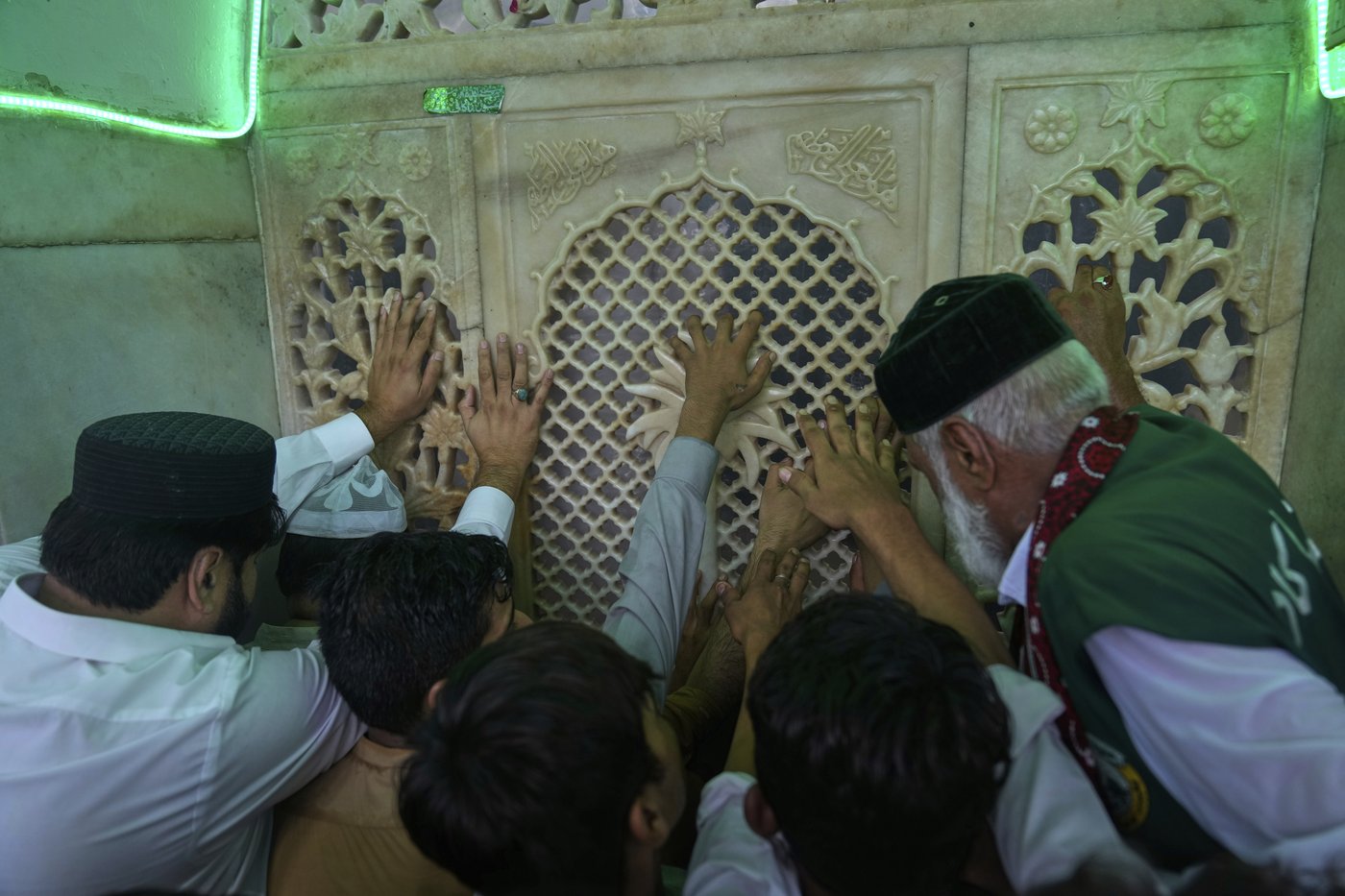 Photos of Pakistan honoring a Sufi saint with drumming, dancing, and bright lights | iNFOnews.ca