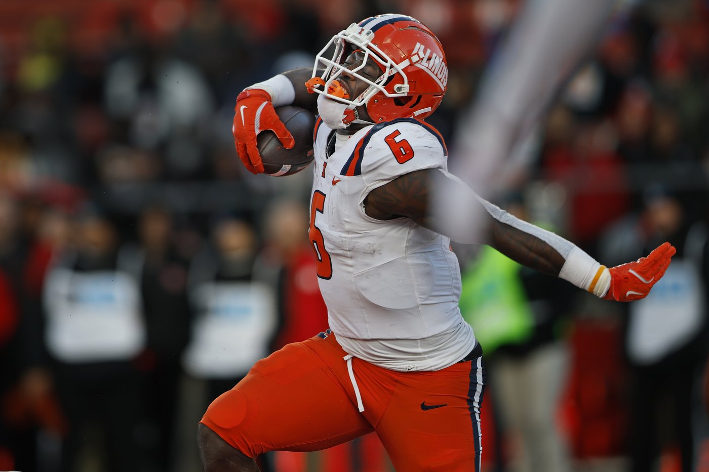 No. 24 Illinois stuns Rutgers on Bryant's 40-yard TD reception with 4 seconds left | iNFOnews.ca No. 24 Illinois stuns Rutgers on Bryant's 40-yard TD reception with 4 seconds left | iNFOnews.ca