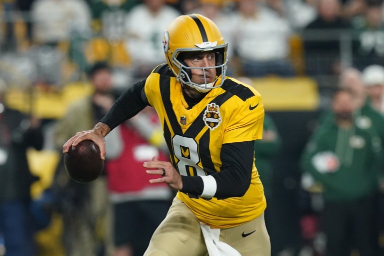 Yes, those really are the Steelers out there against the Packers. Even if it doesn't look like it | iNFOnews.ca Yes, those really are the Steelers out there against the Packers. Even if it doesn't look like it | iNFOnews.ca