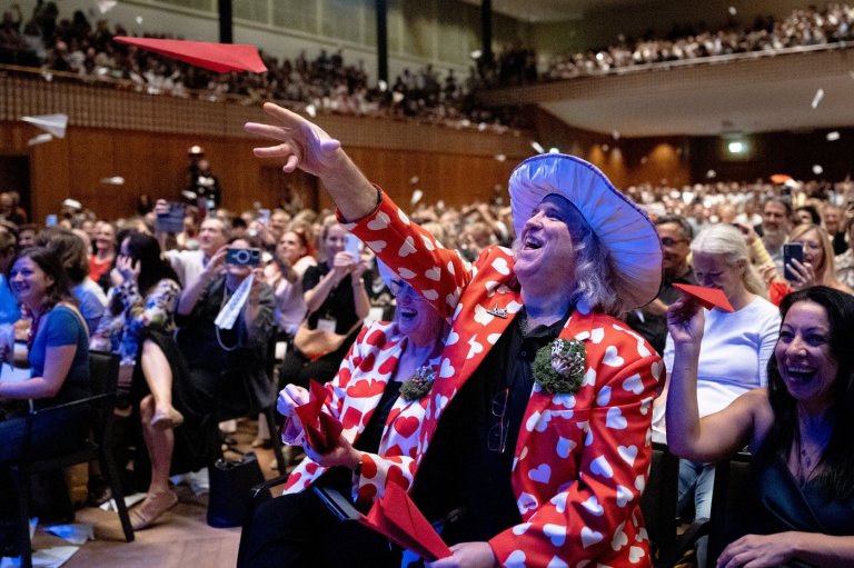 Scientists studying cockroach milk and nose-blowing win Ig Nobel prizes for quirky science | iNFOnews.ca