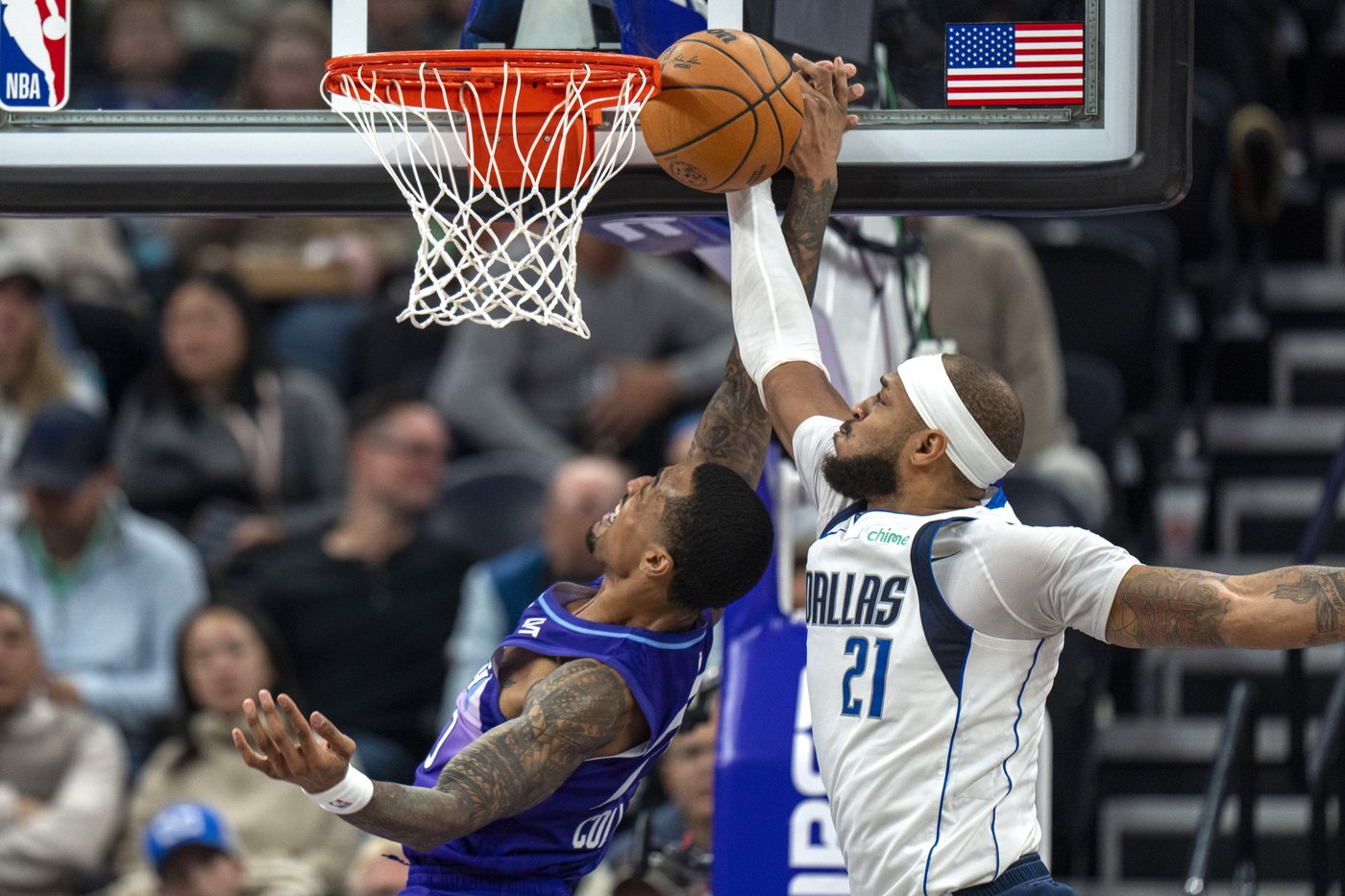 John Collins scores on a late dunk to lift Jazz past Mavericks for 1st home victory | iNFOnews.ca John Collins scores on a late dunk to lift Jazz past Mavericks for 1st home victory | iNFOnews.ca