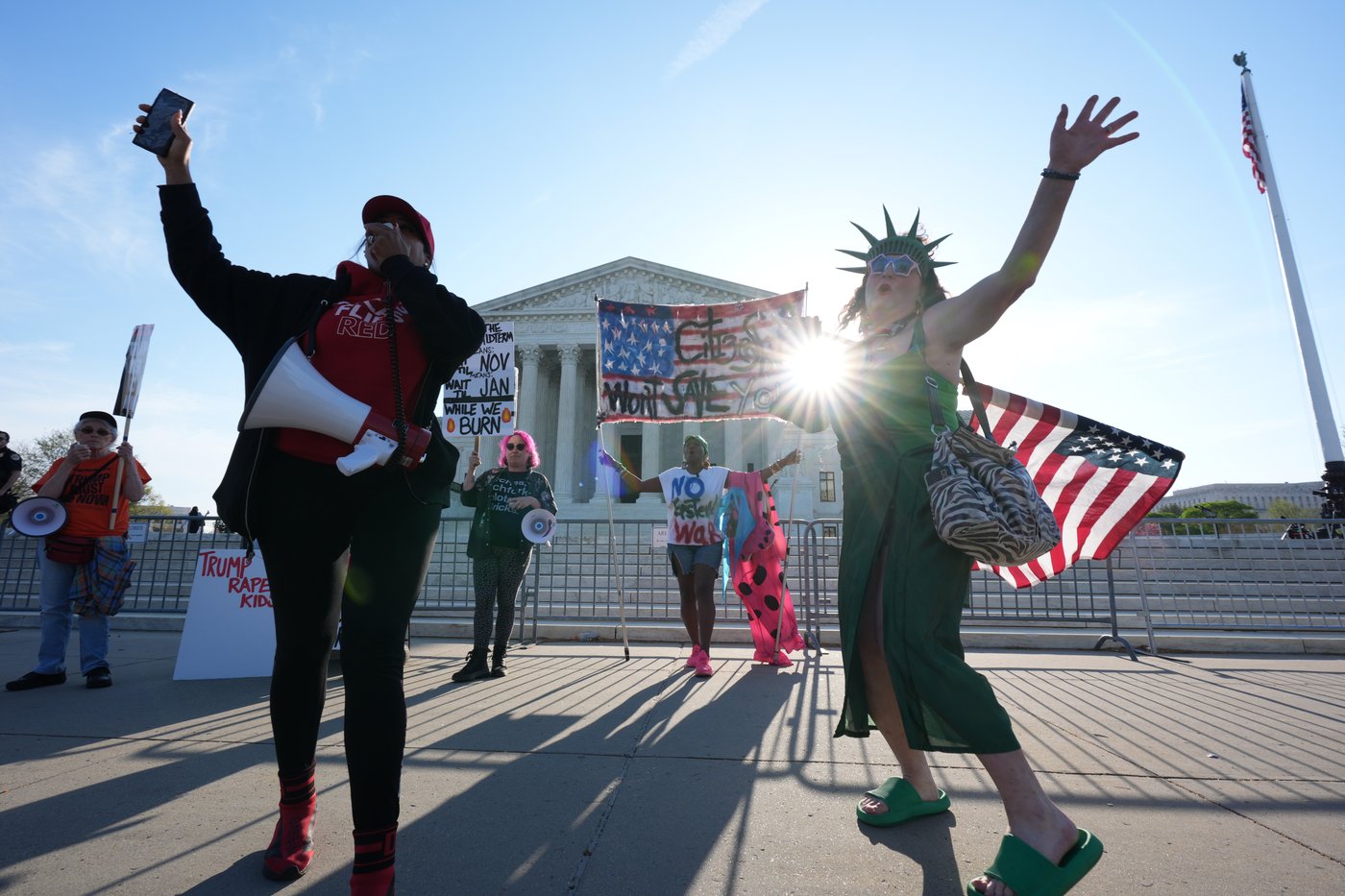 Trump goes to the Supreme Court as it hears arguments over his bid to limit birthright citizenship | iNFOnews.ca