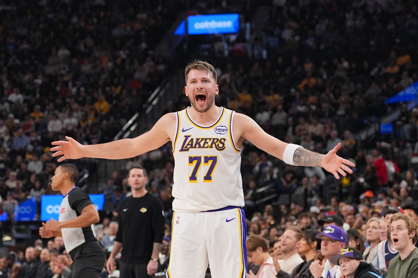 Luka Doncic exits Lakers loss with leg injury | iNFOnews.ca