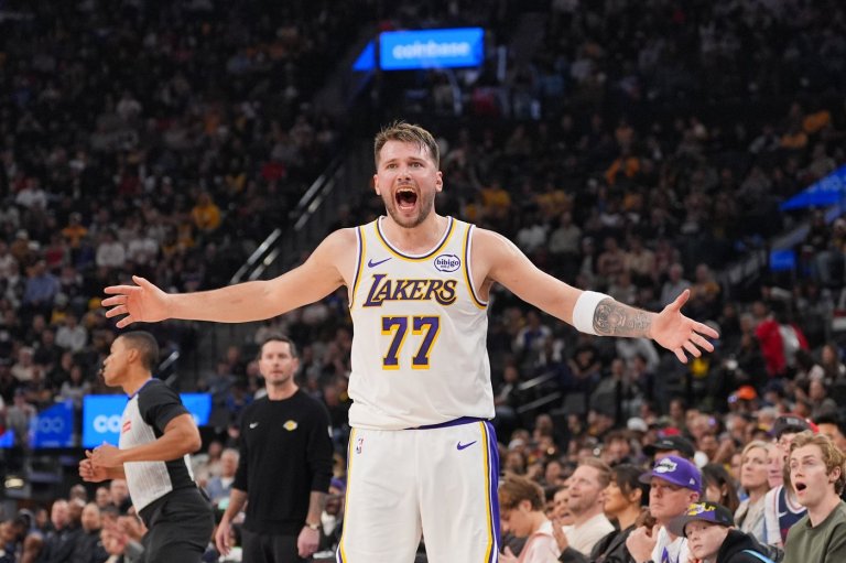 Luka Doncic exits Lakers game with leg injury | iNFOnews.ca