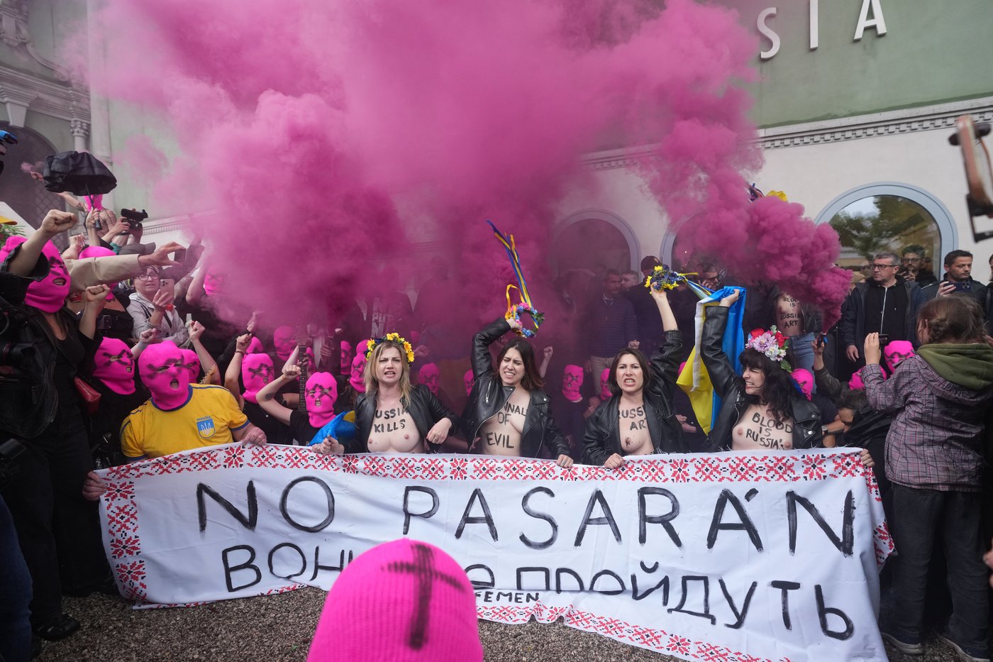 Protesters in pink balaclavas swarm Russia's pavilion at Venice Biennale and release colored smoke | iNFOnews.ca Protesters in pink balaclavas swarm Russia's pavilion at Venice Biennale and release colored smoke | iNFOnews.ca