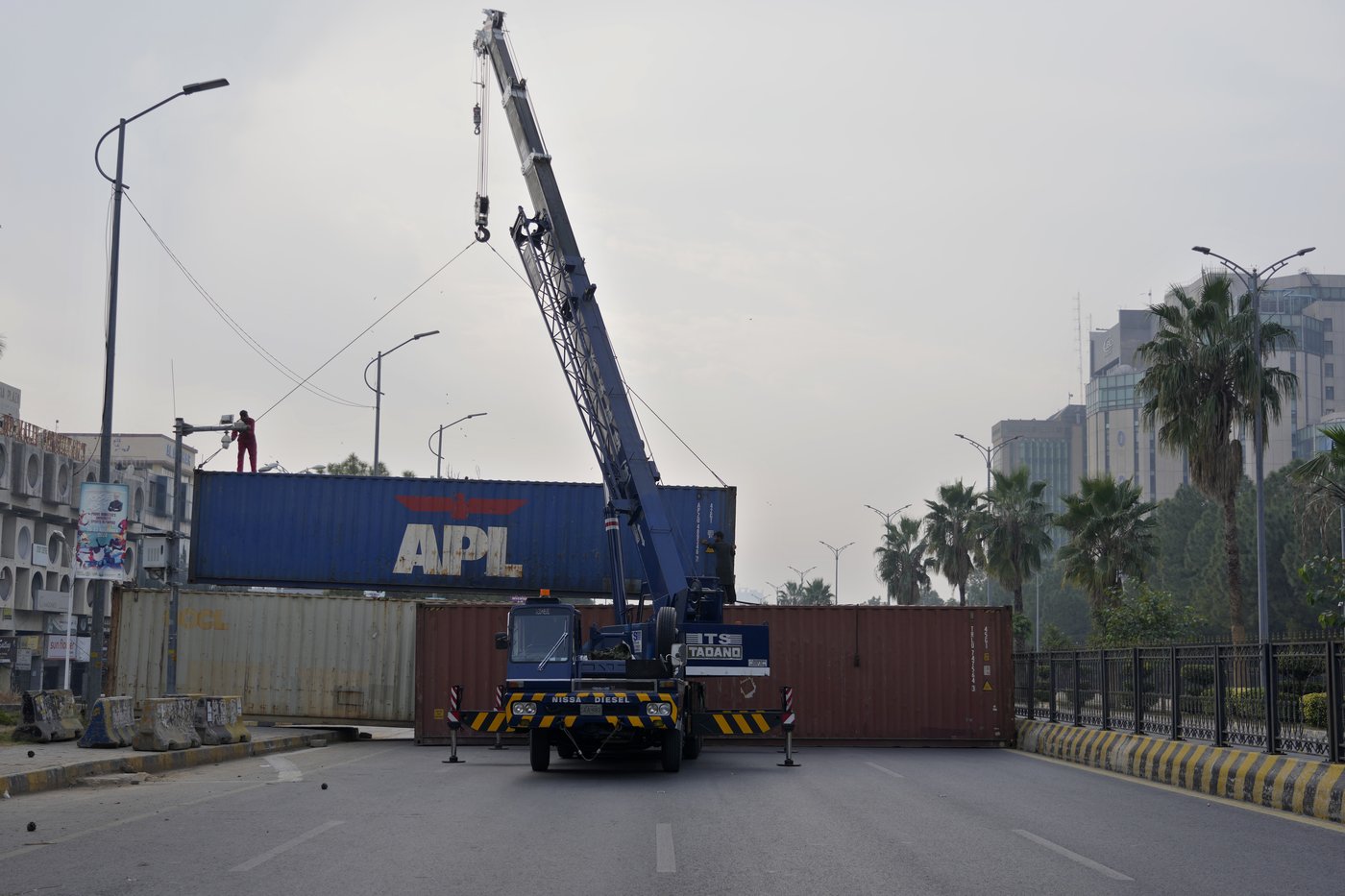 Pakistan seals off its capital ahead of a planned rally by Imran Khan supporters | iNFOnews.ca Pakistan seals off its capital ahead of a planned rally by Imran Khan supporters | iNFOnews.ca