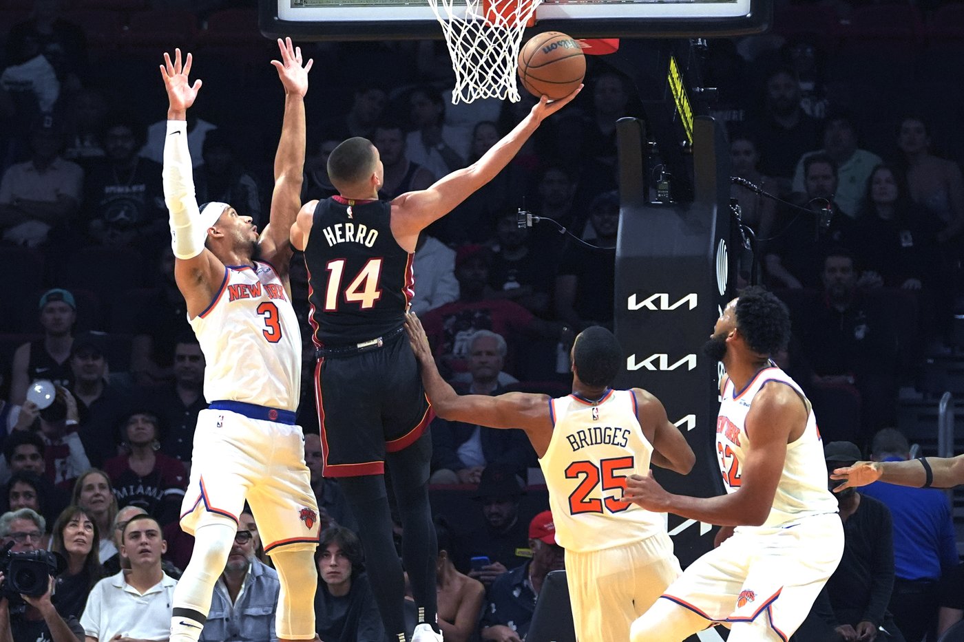Karl-Anthony Towns scores 44 points, Knicks rally in 2nd half to beat Heat 116-107 | iNFOnews.ca