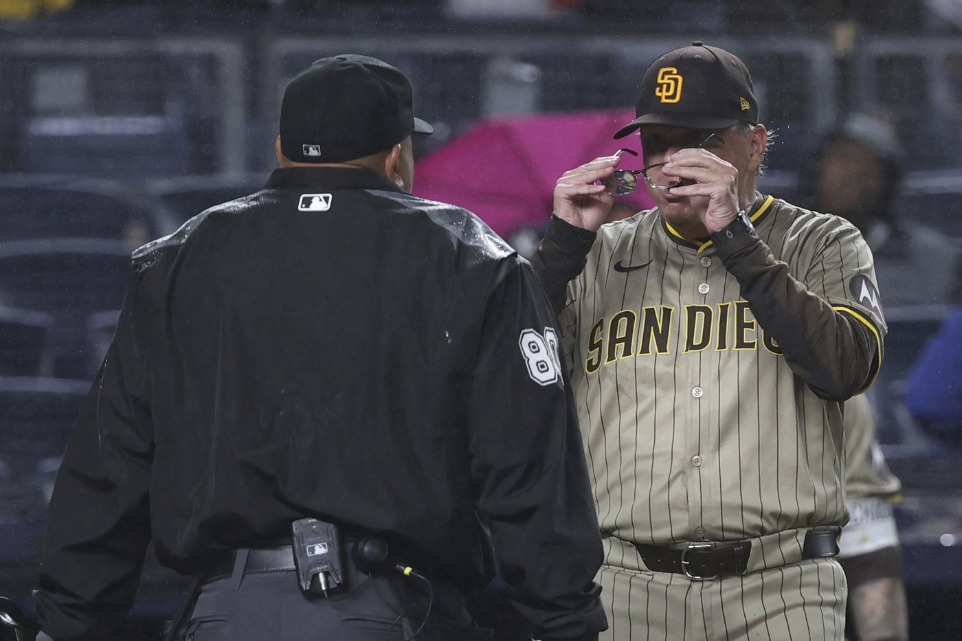 Quite a spectacle: Padres manager Mike Shildt got so mad he threw his glasses at Yankee Stadium | iNFOnews.ca