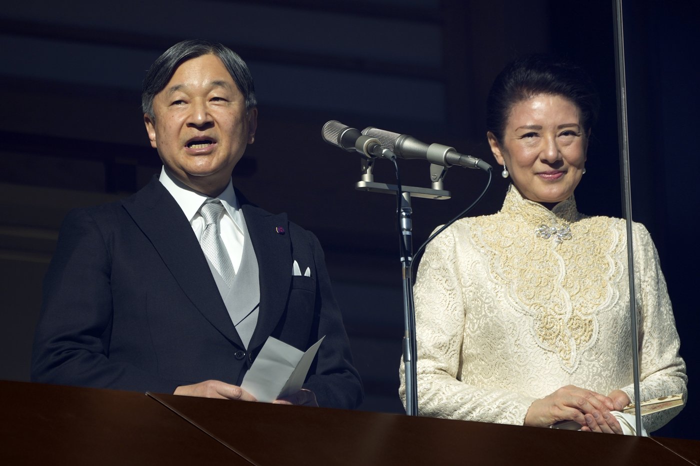Japanese emperor and his family greet flag-waving crowd at the palace for New Year's | iNFOnews.ca