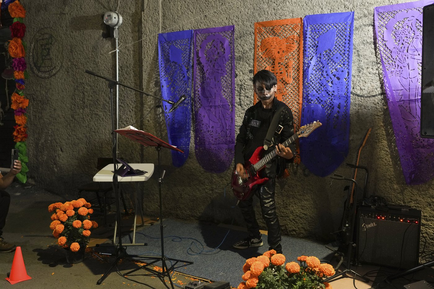 As Mexicans celebrate Day of the Dead, they grapple with what it means to hold on to tradition | iNFOnews.ca