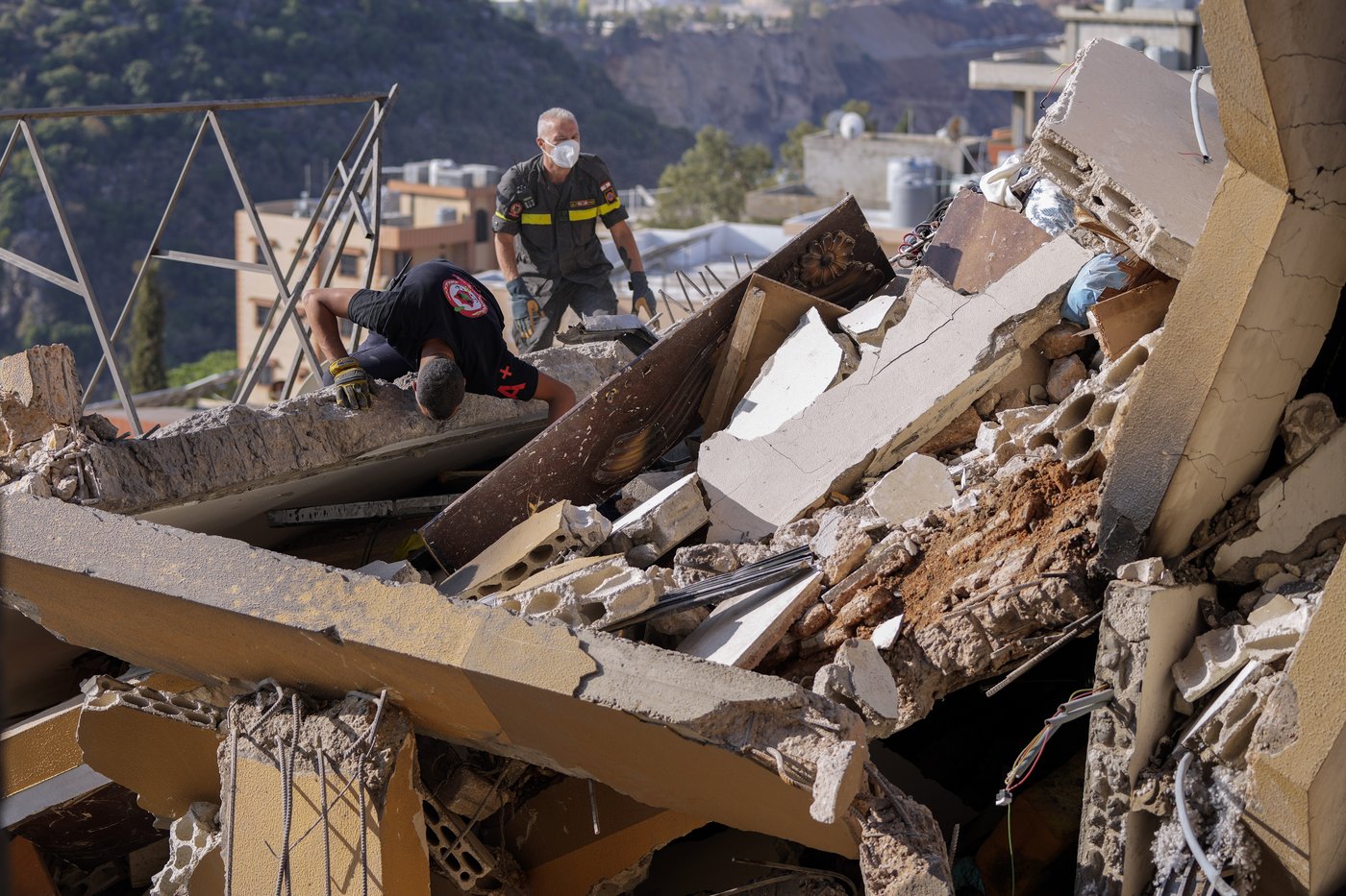 Rescuers pull 30 bodies from a building in central Lebanon hit in an Israeli strike | iNFOnews.ca