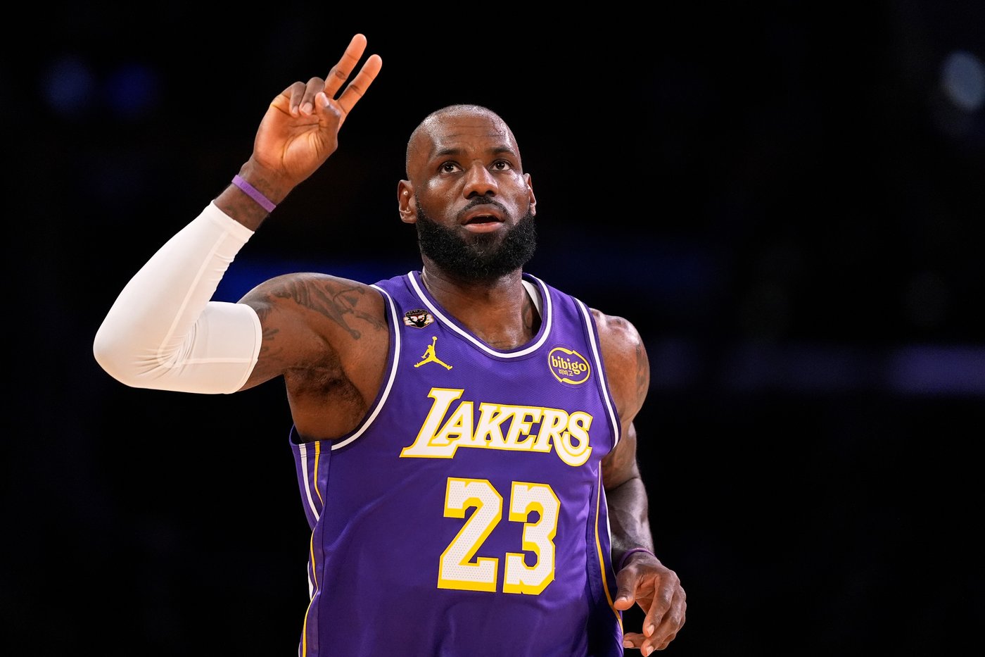 LeBron James becomes oldest player with triple-double in Lakers' 124-104 win over Mavericks | iNFOnews.ca
