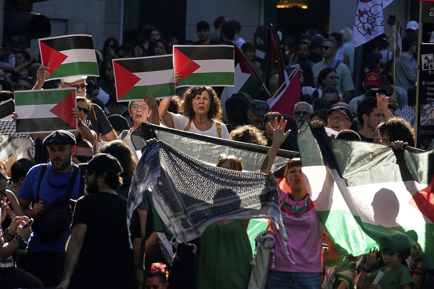 Authorities say over 100,000 at pro-Palestinian protests that forced early end to Spanish Vuelta | iNFOnews.ca