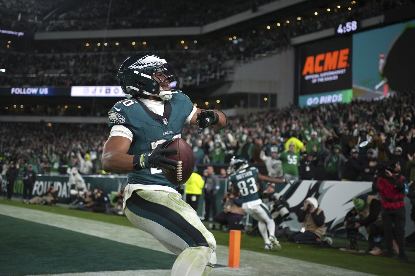 Saquon Barkley runs for 2 TDs, Eagles beat Commanders 26-18 to stretch NFC East lead | iNFOnews.ca