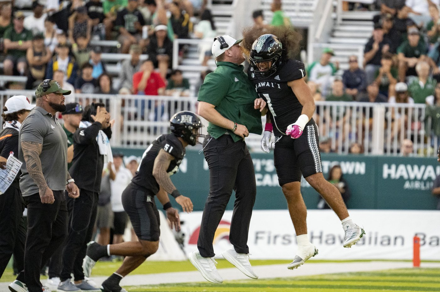 Hajj-Malik Williams helps UNLV hold on for 29-27 victory over Hawaii | iNFOnews.ca