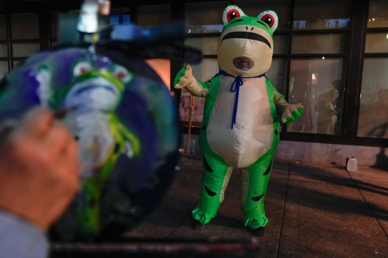 How inflatable costumes ballooned at anti-Trump rallies due to a Portland protester's frog outfit | iNFOnews.ca