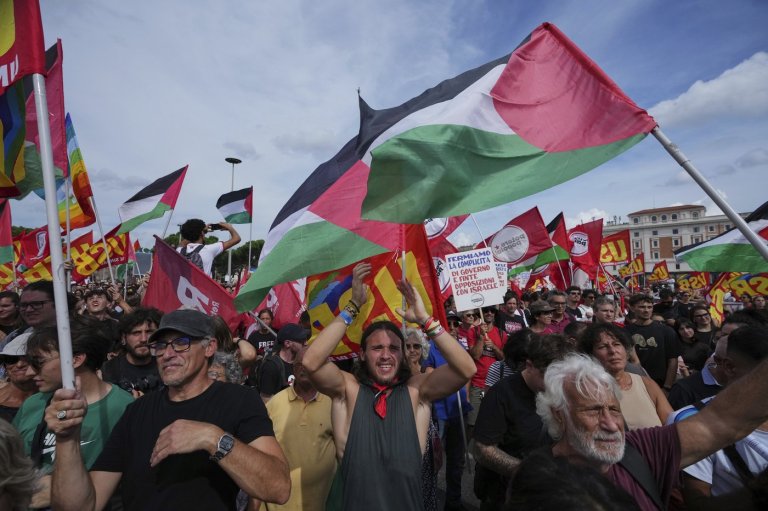 Thousands of Italian workers strike in solidarity with Gaza, causing disruptions across the country | iNFOnews.ca