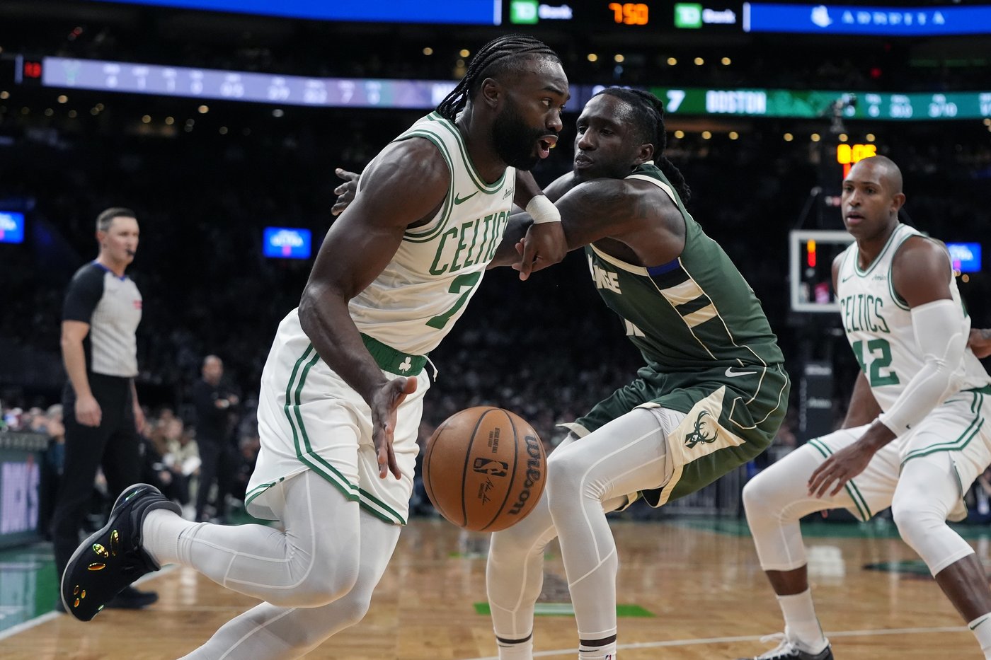 Jaylen Brown scores 30 points, Payton Pritchard makes 8 3s as Celtics beat Bucks 119-108 | iNFOnews.ca