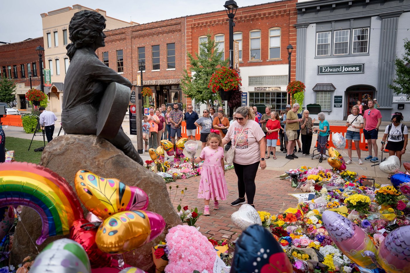 In Dolly Parton’s theology, God and acceptance shared the same stage | iNFOnews.ca In Dolly Parton’s theology, God and acceptance shared the same stage | iNFOnews.ca