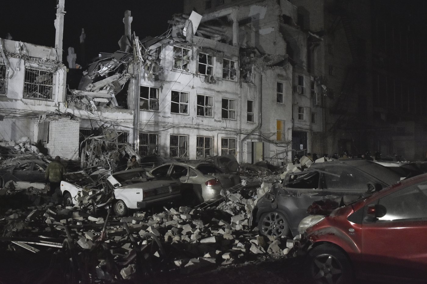 2 Ukrainian women are pulled alive from rubble hours after Russian missile strike | iNFOnews.ca