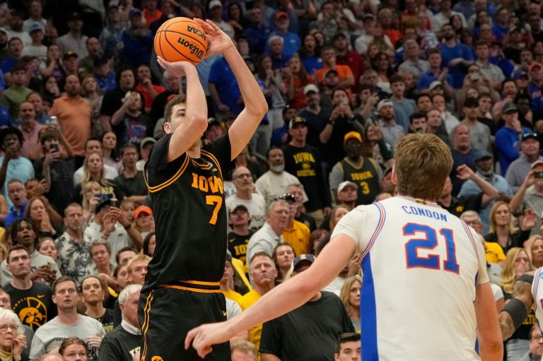 From Spain to the United States, Alvaro Folgueiras' basketball dream has Iowa in the Sweet 16 | iNFOnews.ca
