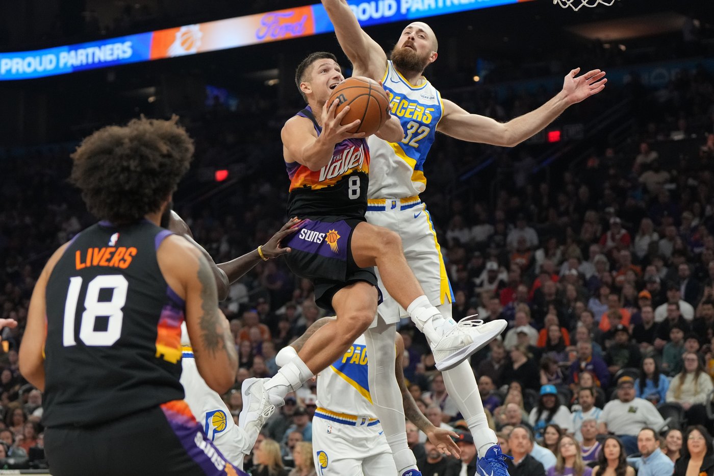 Booker scores 33, Brooks adds 32 and the Suns roll to 5th straight win by beating Pacers 133-98 | iNFOnews.ca
