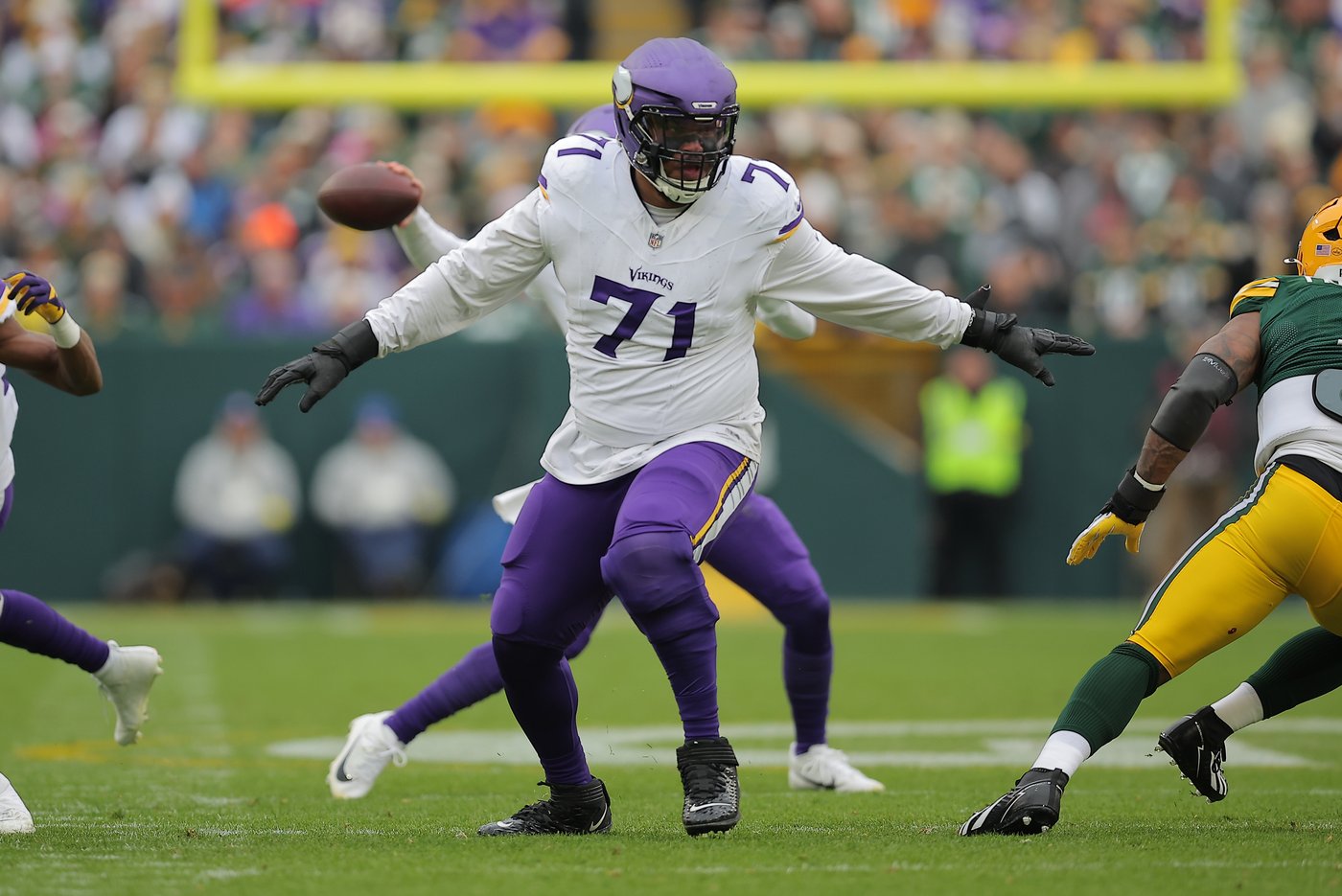 Vikings shut down left tackle Christian Darrisaw for the rest of the season as knee trouble lingers | iNFOnews.ca