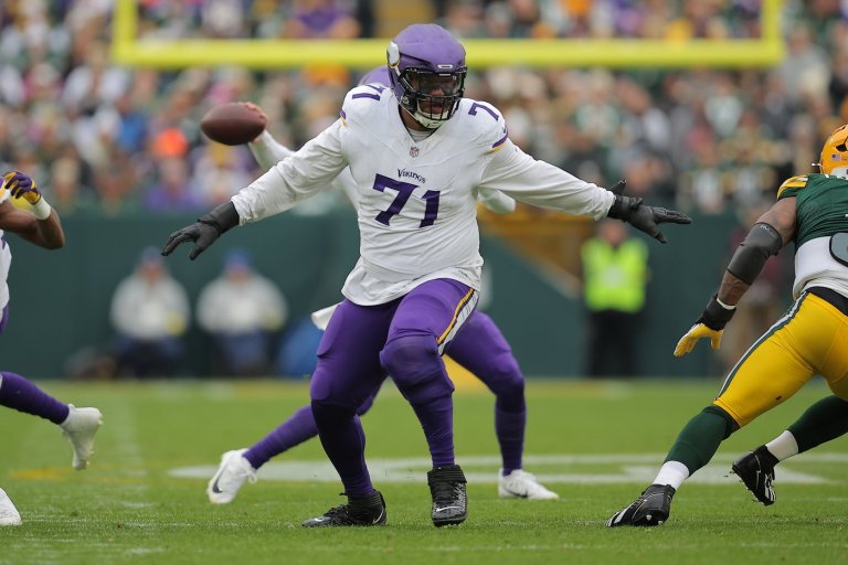 Vikings shut down left tackle Christian Darrisaw for the rest of the season as knee trouble lingers | iNFOnews.ca