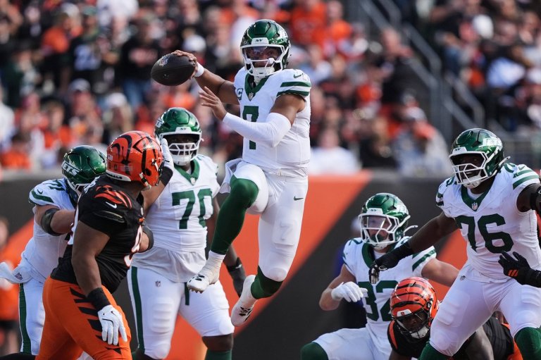 Glenn pleased by Fields' performance in Jets' first win, but noncommittal on him as starting QB | iNFOnews.ca