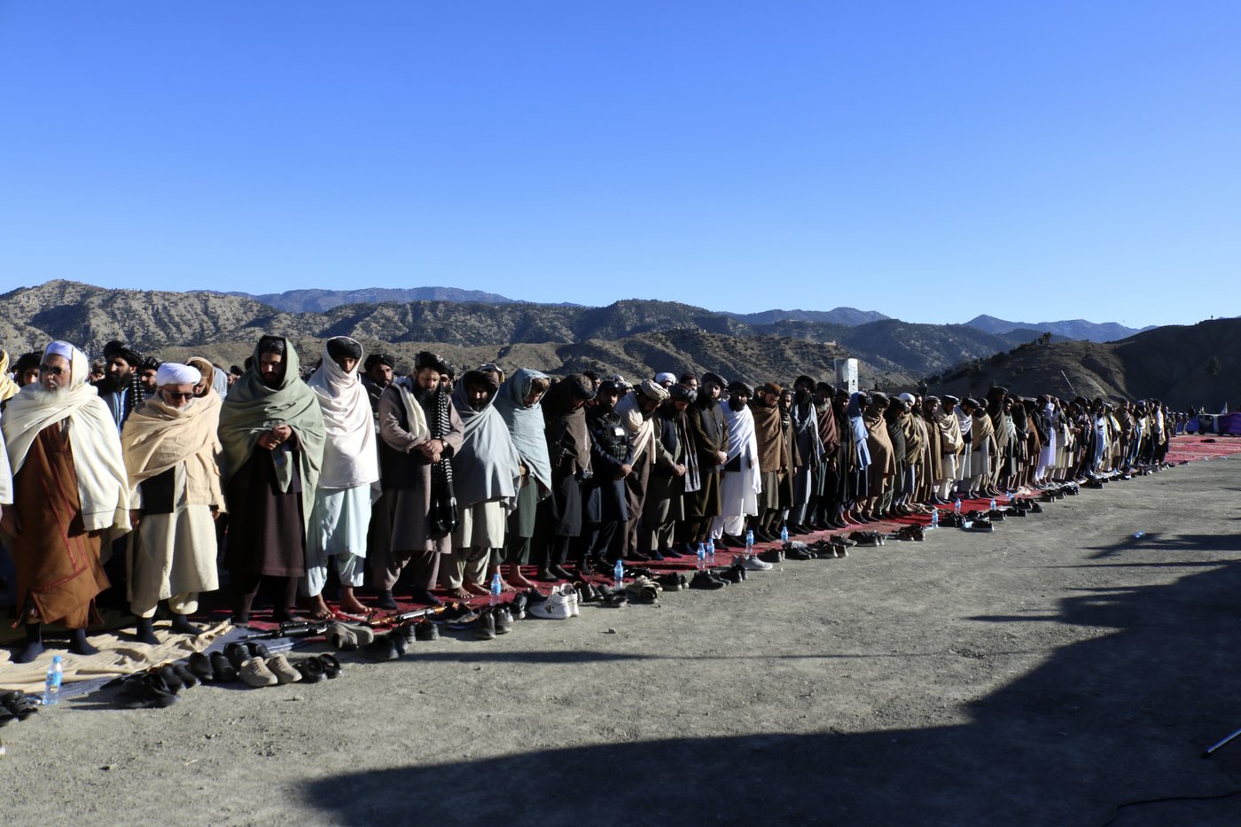 Thousands attend the funeral of a Taliban minister killed by an Islamic State suicide bomber | iNFOnews.ca