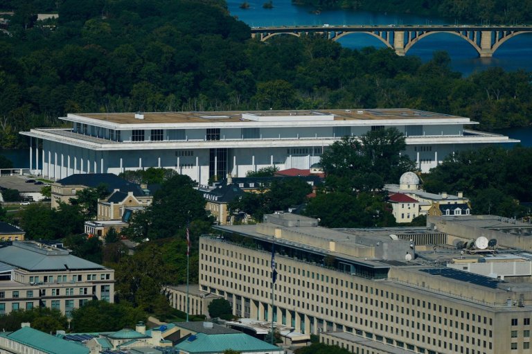 Kennedy Center board votes to close over financial woes, Trump branding dispute, AP sources say | iNFOnews.ca