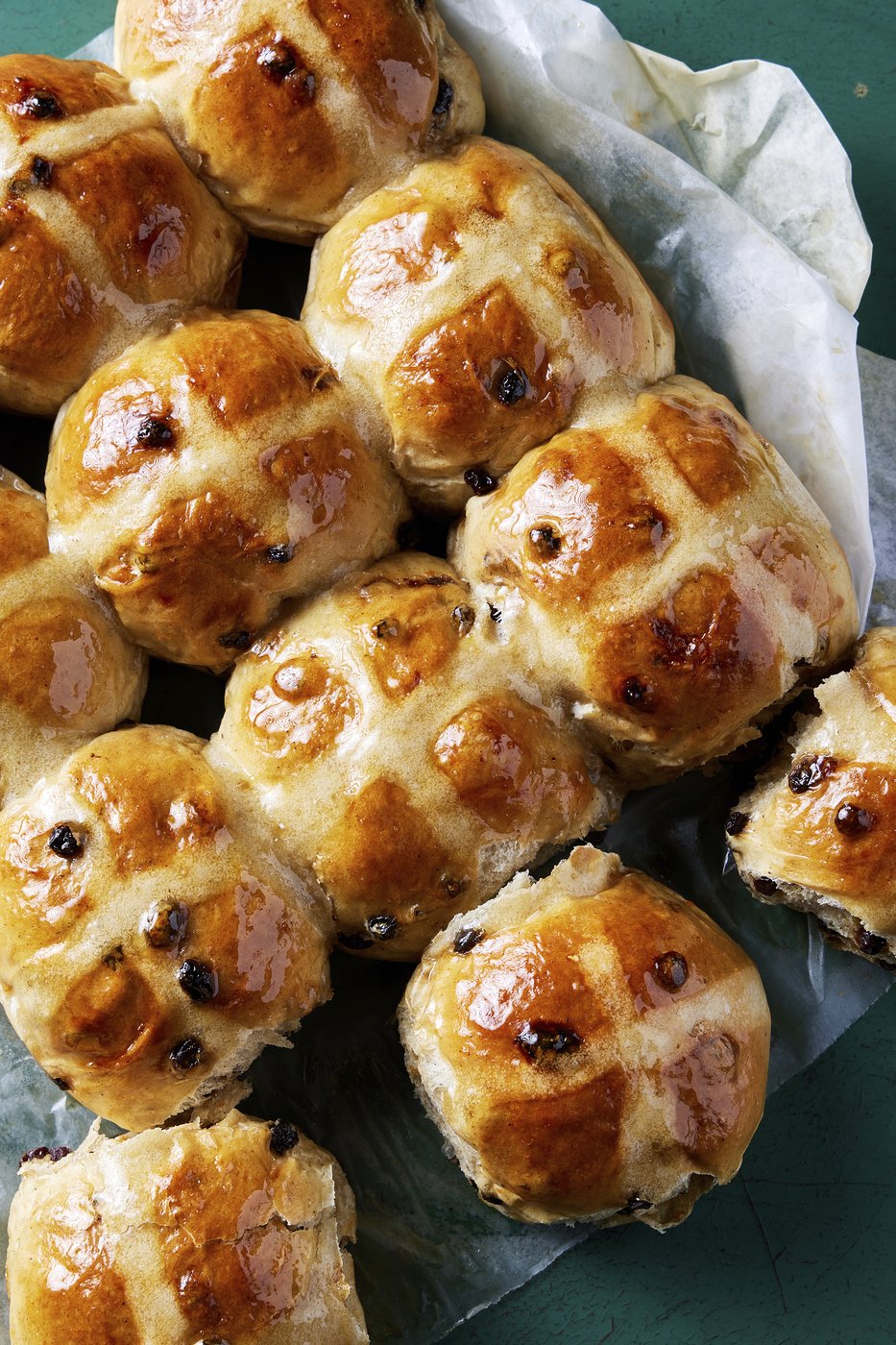 Bourbon-plumped currants enhance the flavor of hot cross buns for Easter | iNFOnews.ca